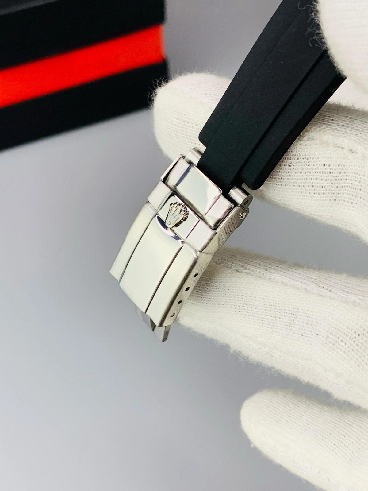 Rolex Oyster Perpetual Luxury Timepiece – Timeless Stainless Steel Dial with Premium Rubber Strap.